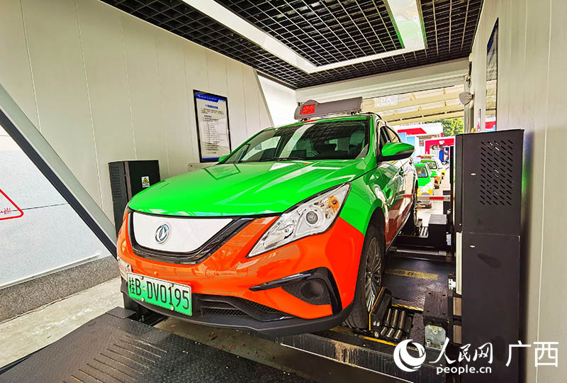 新能源出租車正在換電。人民網(wǎng) 付華周攝