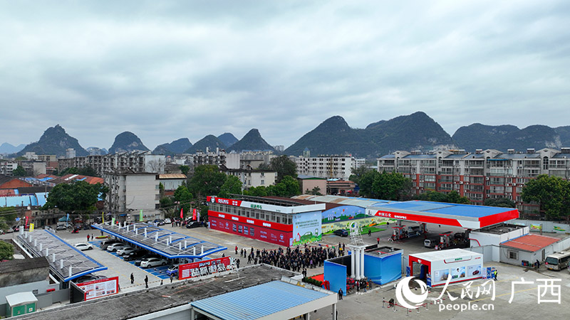 中國石化全新打造的充電40分鐘“人?車?生活”綜合服務(wù)圈。人民網(wǎng) 付華周攝