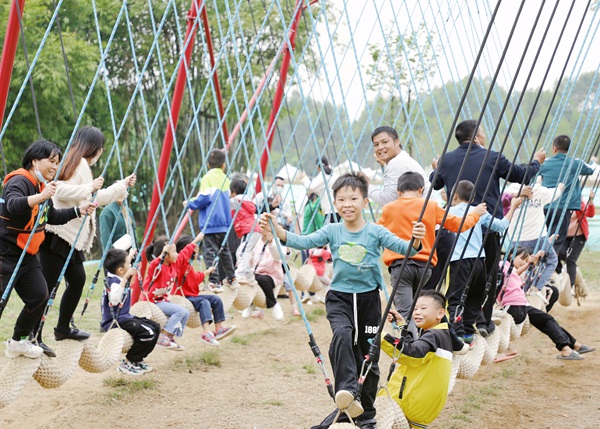市民在蕩秋千 張慶杰攝.jpg