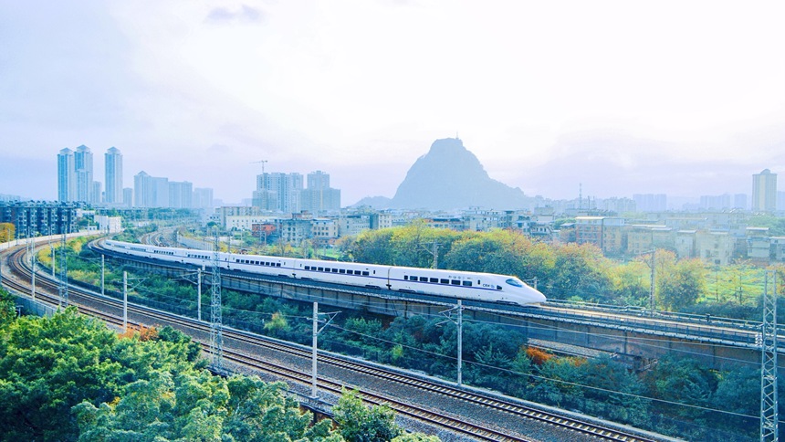 春回大地，動車奔馳。楊靖育攝