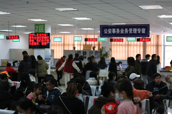 靖西市公安局為民服務(wù)窗口呈現(xiàn)熱鬧景象。