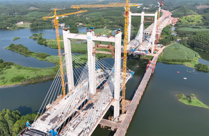 建設(shè)中的沙坪河特大橋。