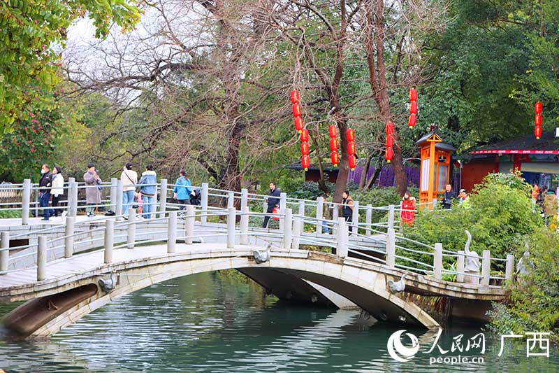 人們在象山景區(qū)游覽。人民網(wǎng) 付華周攝