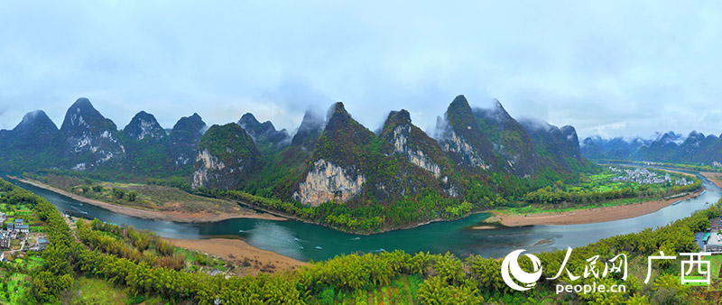 雨中的漓江風(fēng)景美如畫卷。人民網(wǎng) 付華周攝