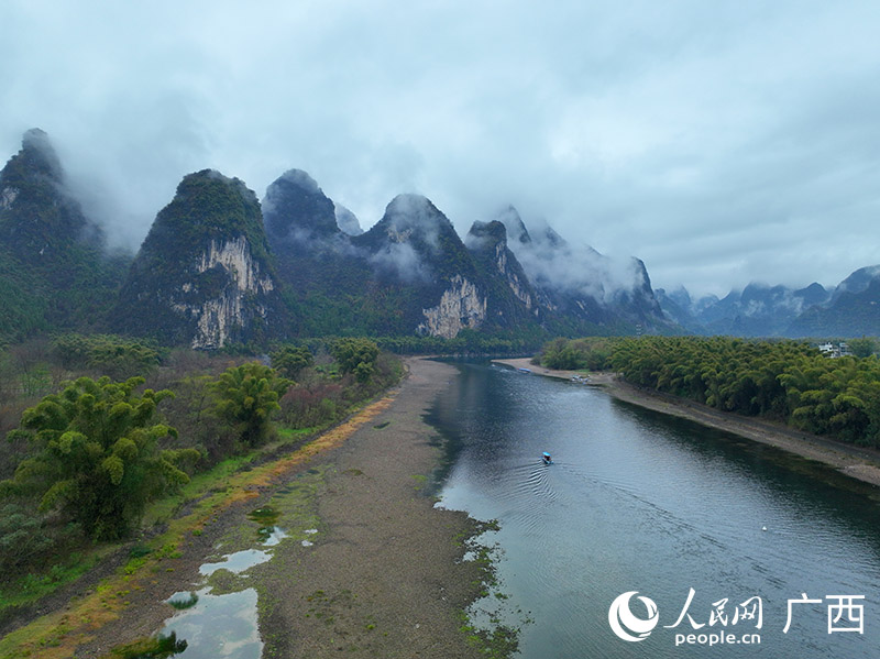 煙雨漓江如詩(shī)如畫。人民網(wǎng) 付華周攝