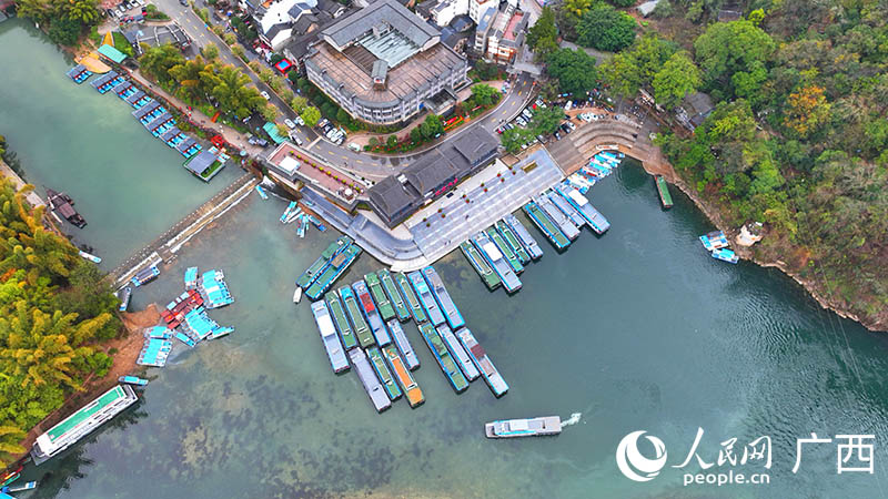 漓江興坪碼頭的游船。人民網(wǎng) 付華周攝