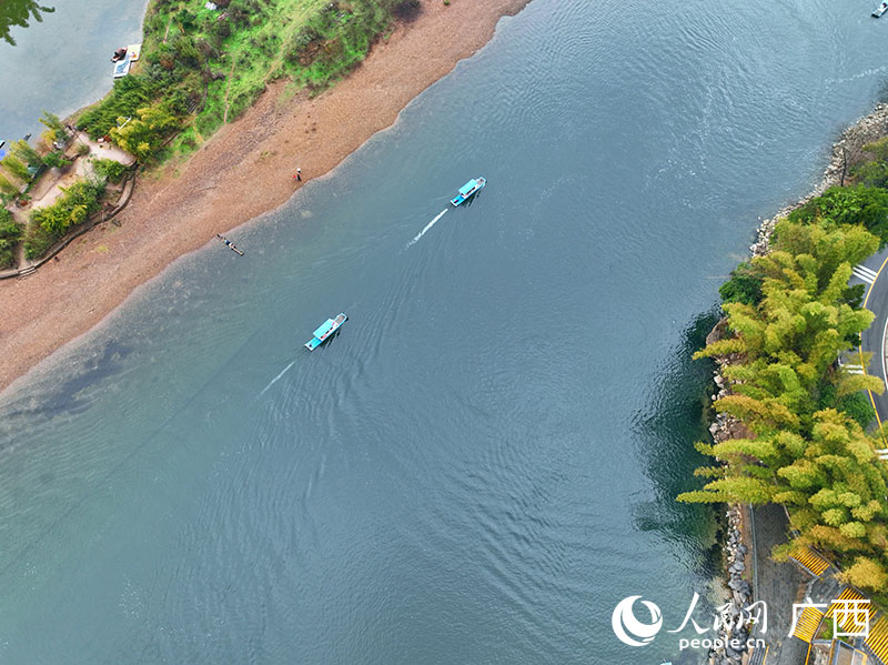 漓江上的竹排。人民網(wǎng) 付華周攝