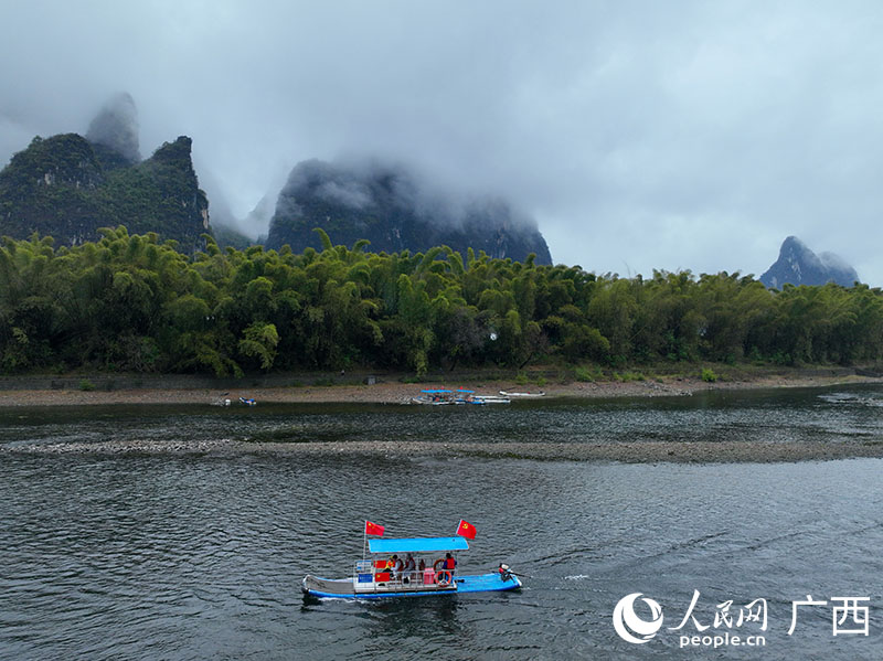 人們乘坐竹排游覽漓江。人民網(wǎng) 付華周攝