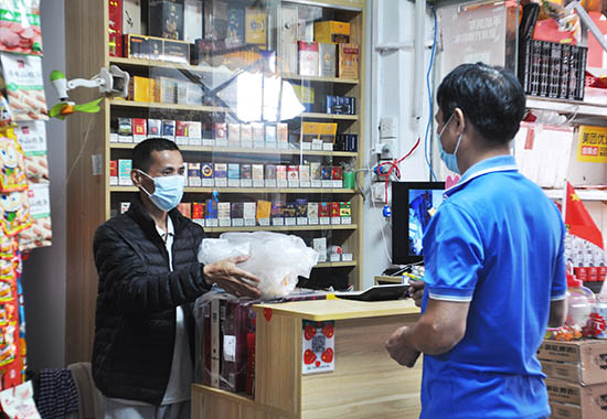 配送員工作中收集塑膜。蒙凌軒攝