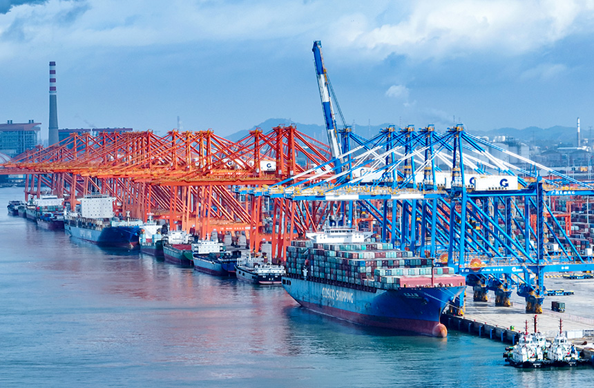 貨輪??吭诒辈繛掣蹥J州港區(qū)自動(dòng)化泊位作業(yè)。敖帥昌攝