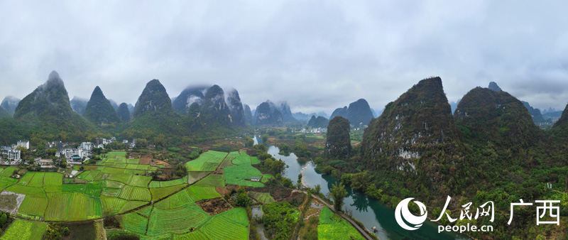 遇龍河兩岸田園風(fēng)光。人民網(wǎng) 付華周攝
