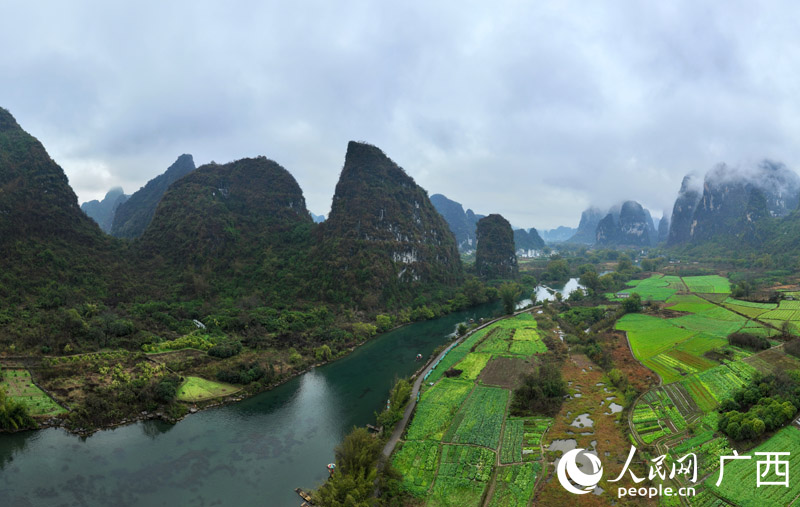 遇龍河沿岸田園風(fēng)光。人民網(wǎng) 付華周攝