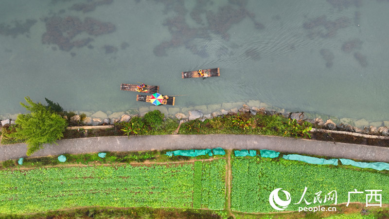 小小竹筏畫(huà)中游。人民網(wǎng) 付華周攝