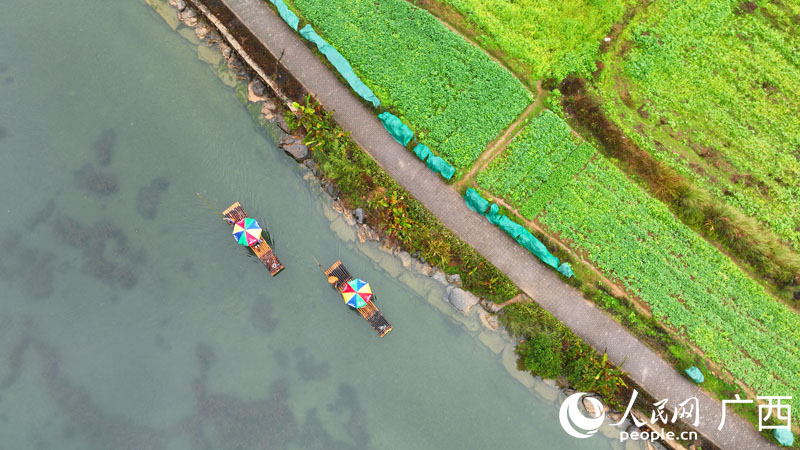 小小竹筏畫(huà)中游。人民網(wǎng) 付華周攝