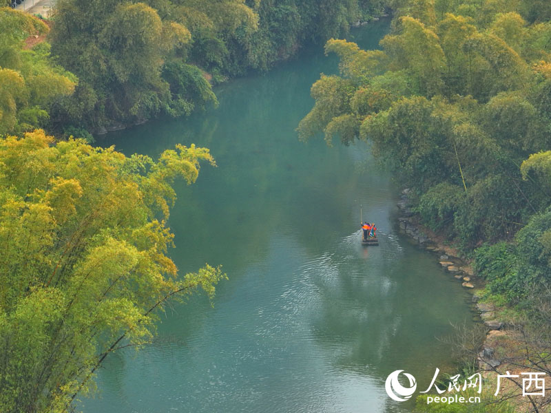 小小竹筏畫(huà)中游。人民網(wǎng) 付華周攝