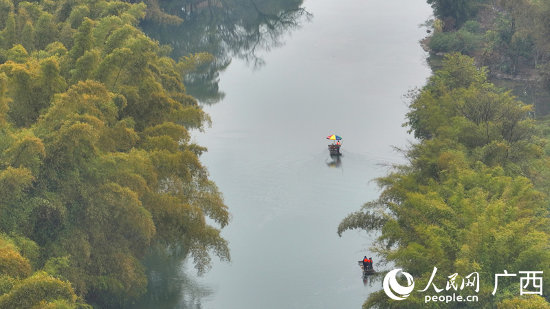 小小竹筏畫(huà)中游。人民網(wǎng) 付華周攝