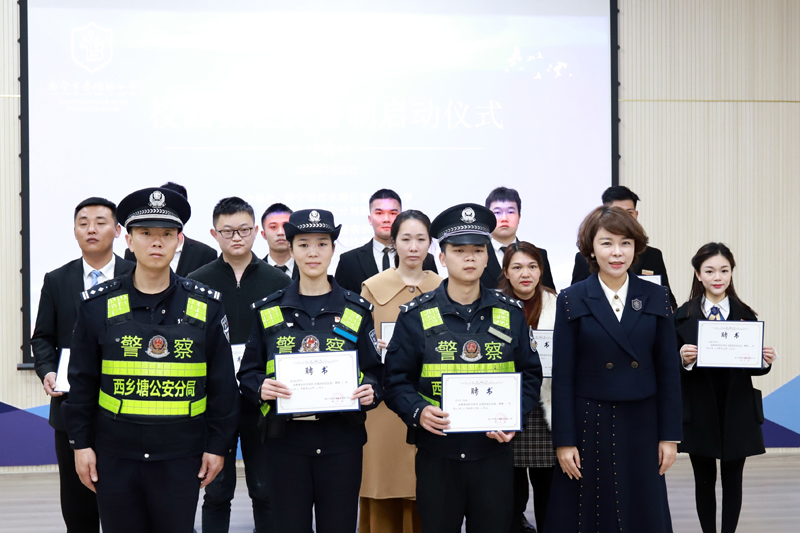 為護(hù)校隊(duì)成員頒發(fā)聘書(shū)。黃桃攝