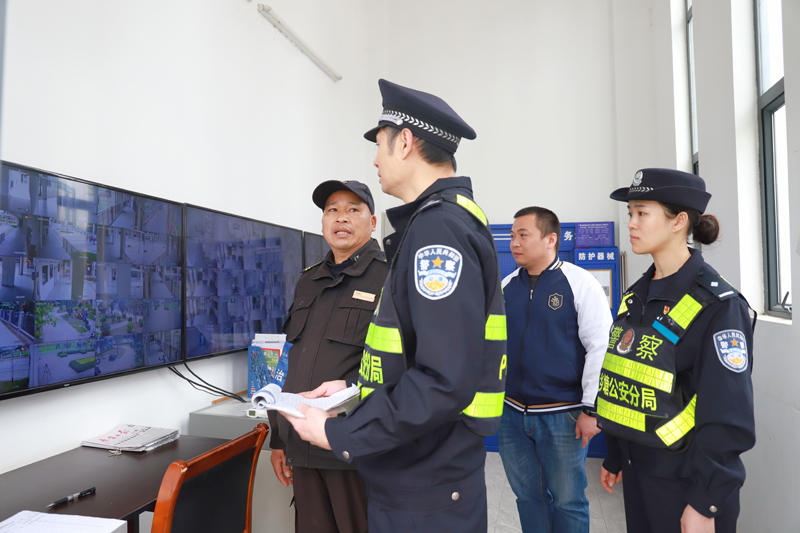 指導(dǎo)學(xué)校保安使用一鍵報(bào)警系統(tǒng)。魯班路小學(xué)供圖