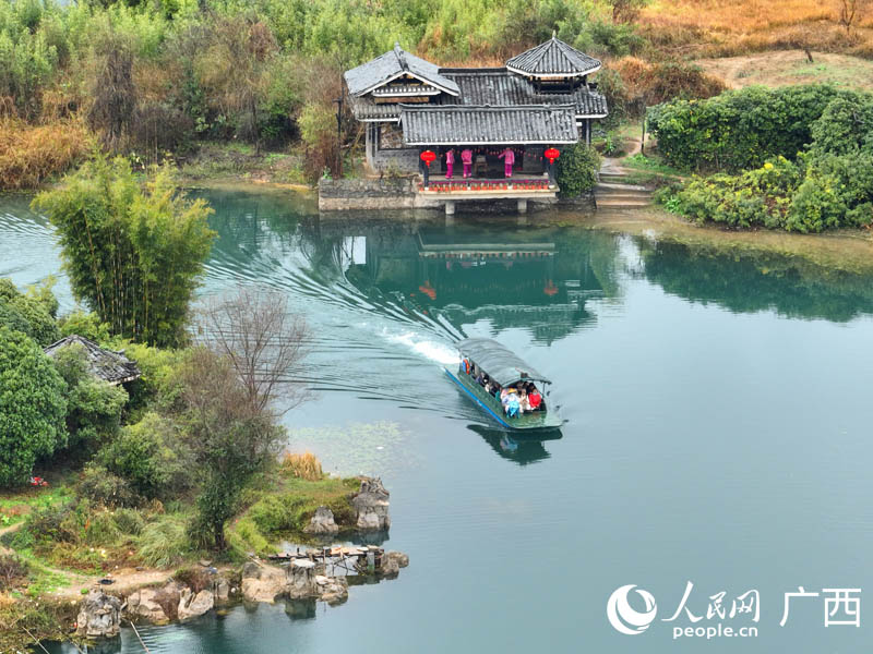 人們在燕子湖上乘船游玩。人民網(wǎng) 付華周攝