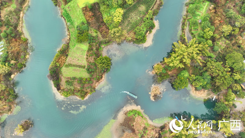 游船在燕子湖裁波剪浪前行。人民網(wǎng) 付華周攝