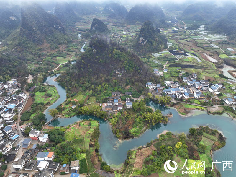 村莊、田園、景區(qū)融為一體。人民網(wǎng) 付華周攝