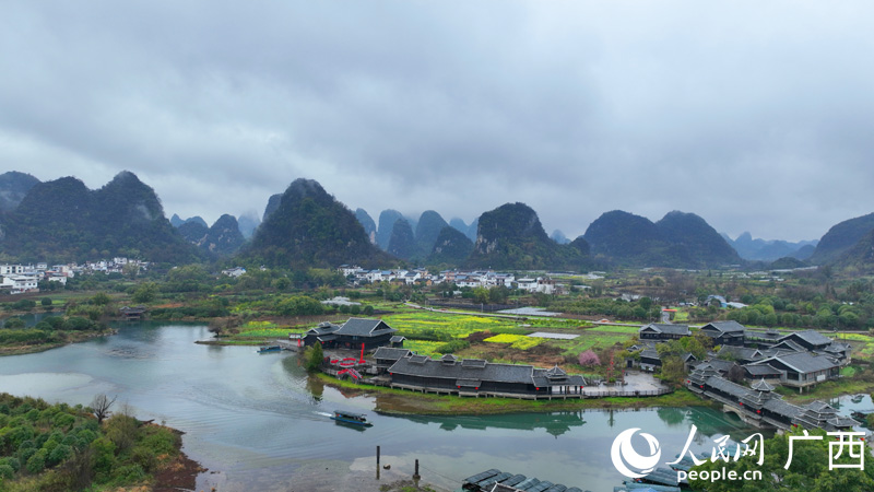 泛舟燕子湖。人民網(wǎng) 付華周攝