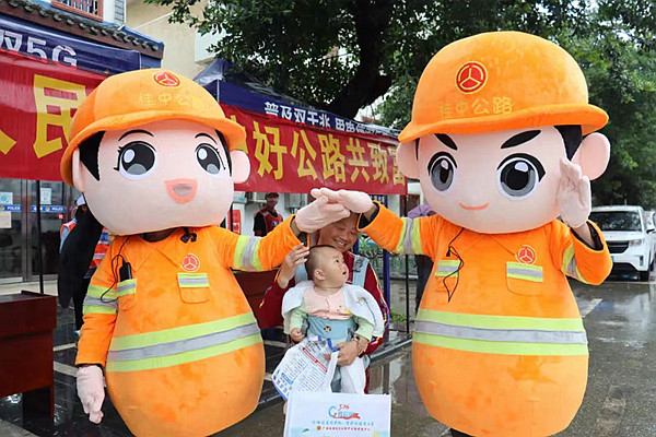 鹿寨公路養(yǎng)護中心“路哥路姐”到社區(qū)開展“5·26我愛路”宣傳活動