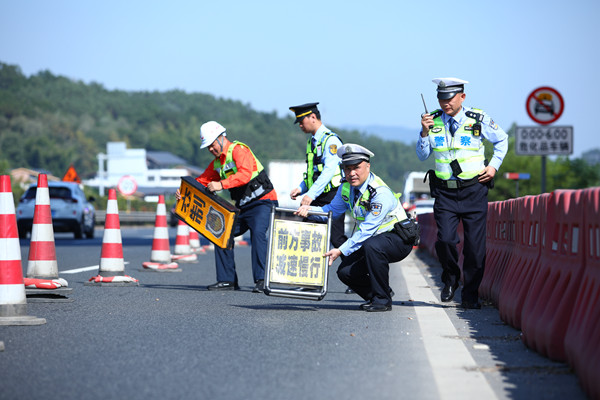 自治區(qū)交通運輸綜合行政執(zhí)法局第二支隊第五大隊“警路企”聯(lián)合開展工作
