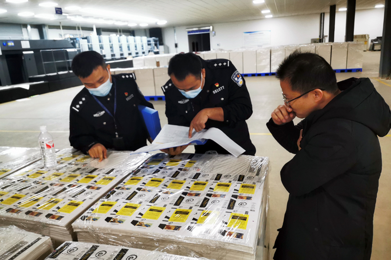 “12.09”專案組辦案人員查看賬冊。鄧敬超攝