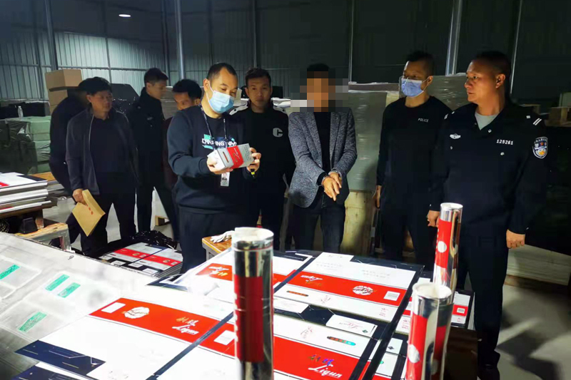 違法犯罪嫌棄人指認成品印刷現(xiàn)場。馮海華攝