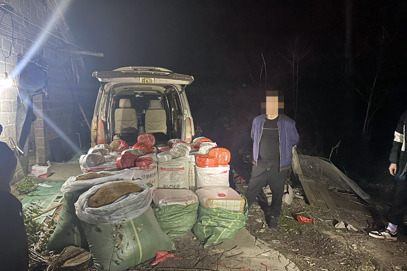 現(xiàn)場(chǎng)查獲散裝煙支（無牌號(hào)）、煙絲及車輛。張干軒攝