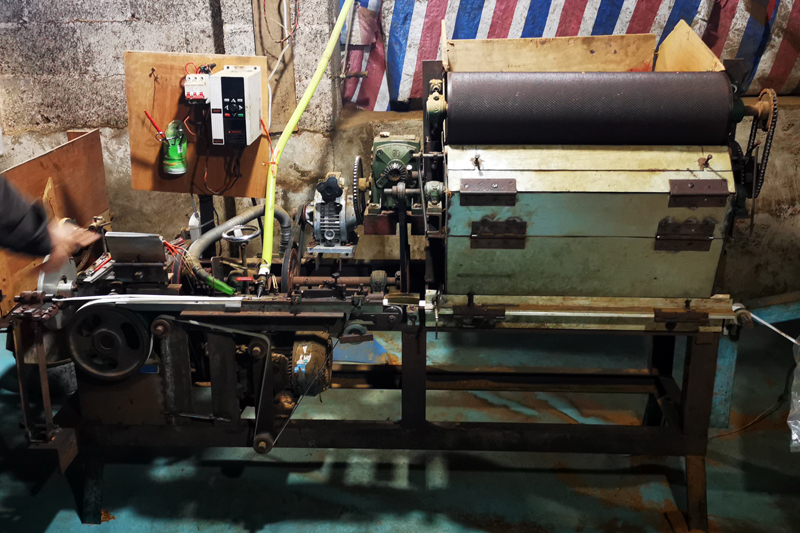 現(xiàn)場(chǎng)查獲的卷煙機(jī)。黃小軍攝