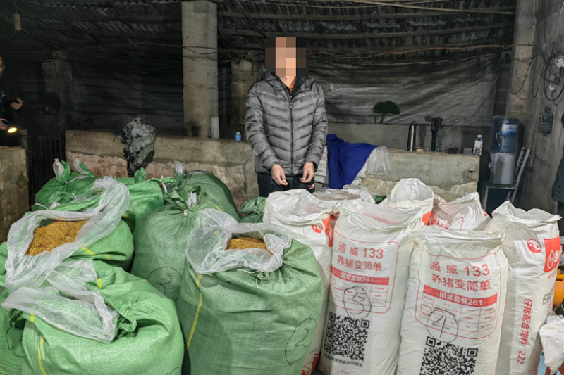 嫌疑人現(xiàn)場(chǎng)指認(rèn)散裝煙支（無牌號(hào)）。覃忠杰攝