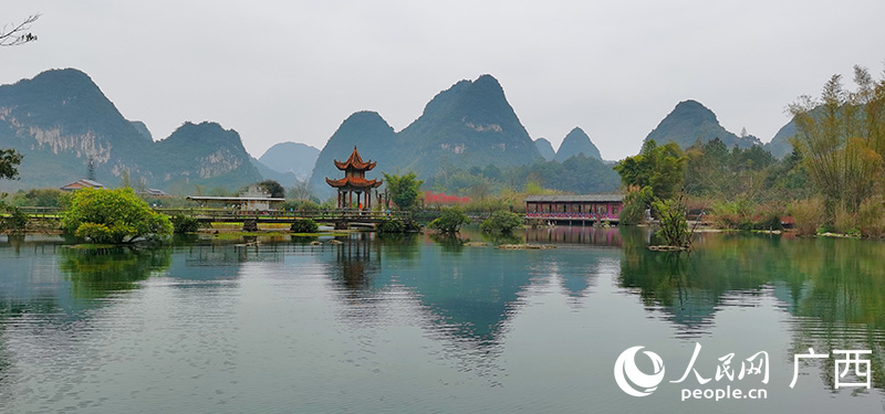 景色幽雅的鵝泉宛如一幅山水畫(huà)。人民網(wǎng) 付華周攝