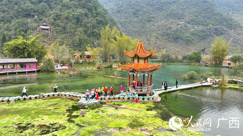 人們?cè)邬Z泉愜意游玩。人民網(wǎng) 付華周攝