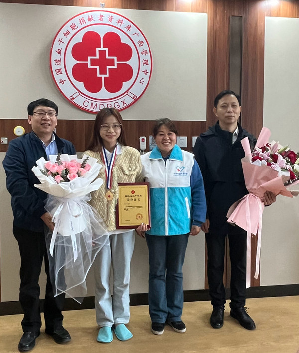 右江民族醫(yī)學(xué)院醫(yī)學(xué)檢驗(yàn)學(xué)院領(lǐng)導(dǎo)、中華骨髓庫(kù)志愿者與凌同學(xué)合影。王超攝