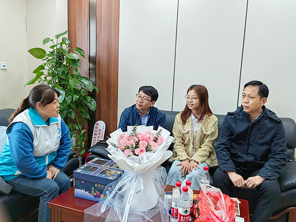 右江民族醫(yī)學(xué)院醫(yī)學(xué)檢驗(yàn)學(xué)院領(lǐng)導(dǎo)與中華骨髓庫(kù)志愿者看望慰問(wèn)凌同學(xué)。王超攝