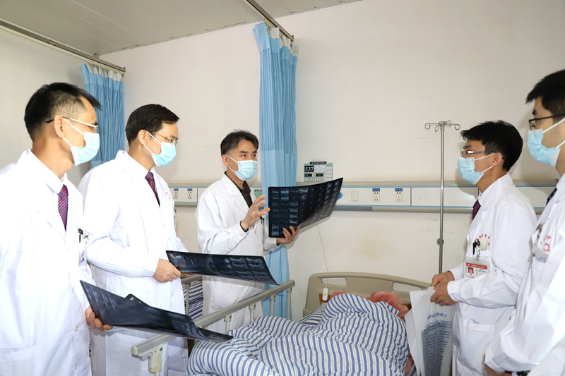 廣中醫(yī)專家團(tuán)隊(duì)深入貴港市中醫(yī)醫(yī)院開展技術(shù)協(xié)作。馮興勝攝