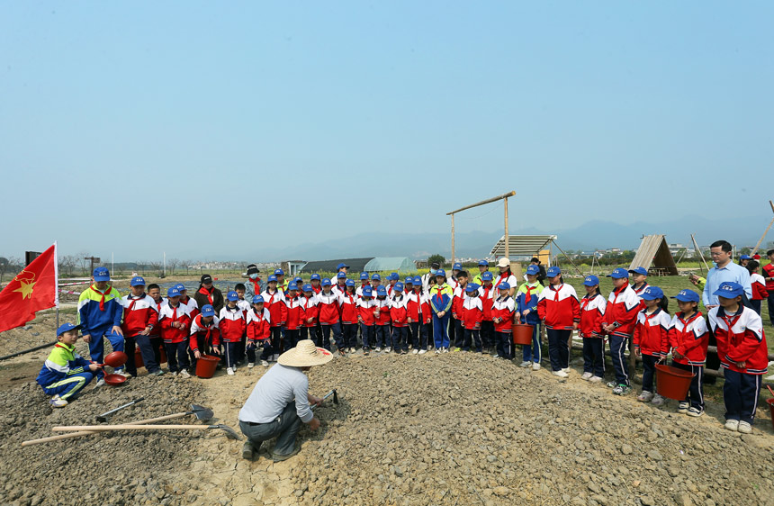港北區(qū)貴城街道西江小學師生在幸福田園感悟耕種文化。樊超龍攝