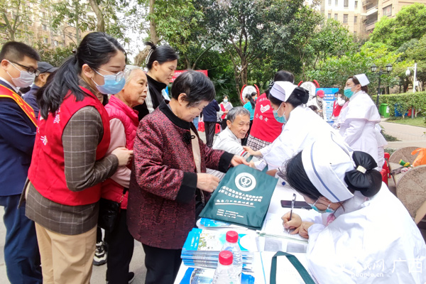 義診活動現(xiàn)場。人民網(wǎng)記者 王勇攝