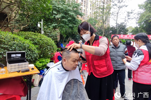 志愿者為居民免費理發(fā)。人民網(wǎng)記者 王勇攝