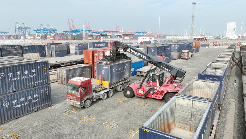 欽州鐵路集裝箱中心站內(nèi)，吊機(jī)正在進(jìn)行裝卸作業(yè)。陳磊攝