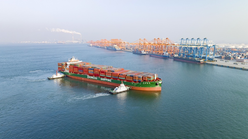 裝滿進(jìn)口集裝箱貨物的貨輪正緩緩靠近欽州港。陳磊攝