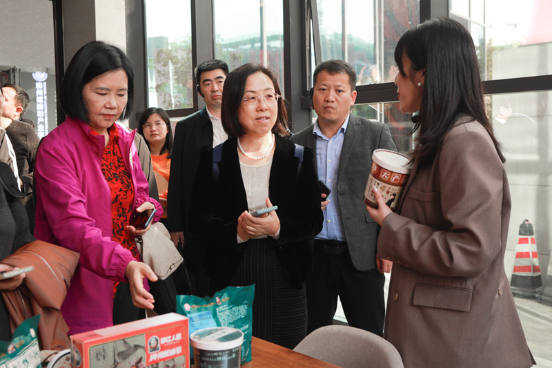 與會人員參觀柳州螺螄粉產(chǎn)業(yè)學(xué)院。肖安桐攝