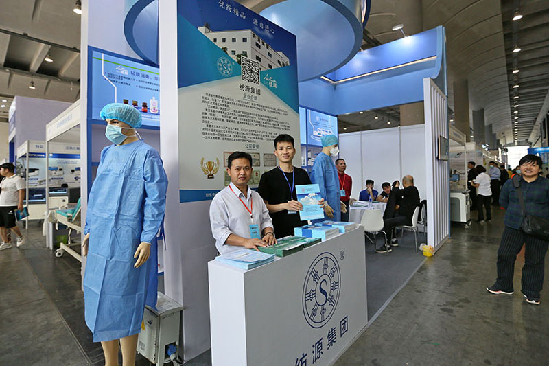 在同期舉辦的醫(yī)療器械展上，紡源集團(tuán)攜部分消毒殺毒產(chǎn)品參展。李昱攝
