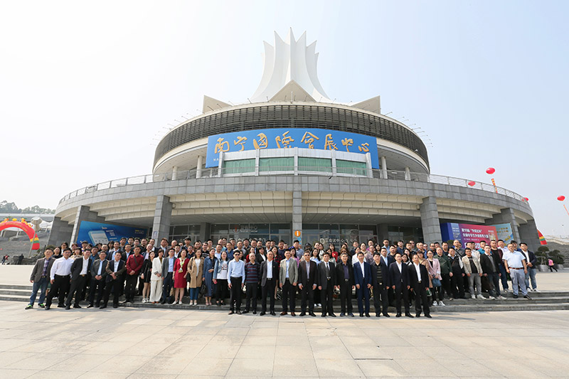 參會(huì)領(lǐng)導(dǎo)嘉賓合影留念。李昱攝