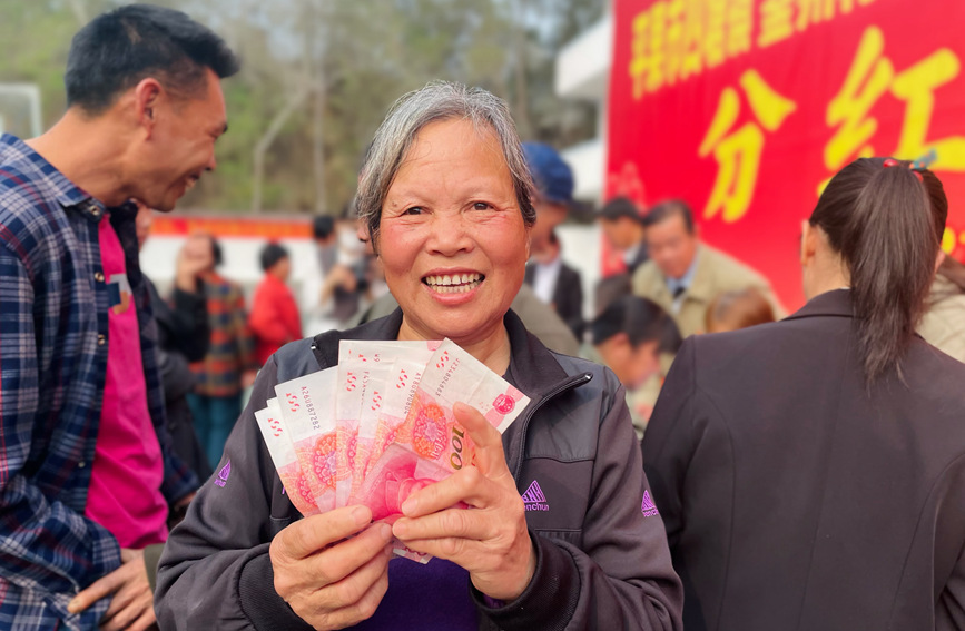 村民領(lǐng)到分紅臉上洋溢著幸福的笑容。李虹瑩攝