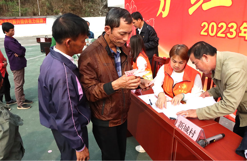 村民簽字登記領(lǐng)分紅。李虹瑩攝