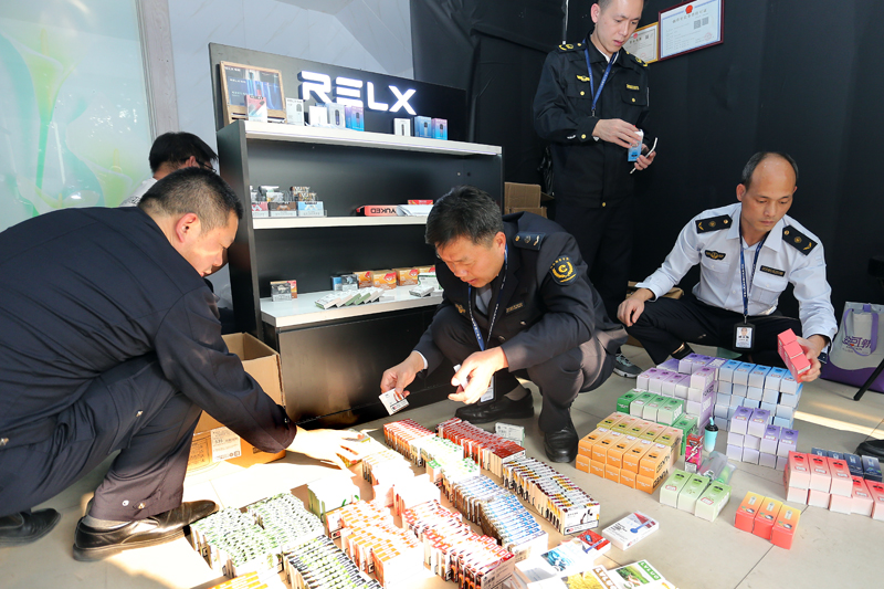 現(xiàn)場(chǎng)查獲的電子煙。樊超龍攝