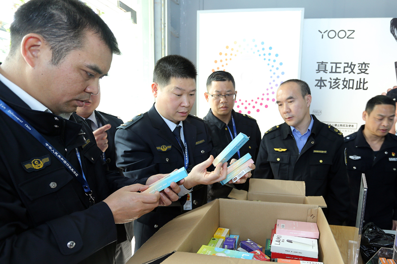 開展電子煙專項(xiàng)整治行動(dòng)。樊超龍攝